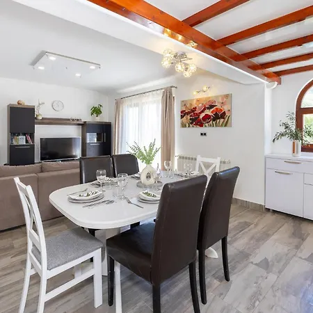 Pet Friendly In Bajnice With Wifi 아파트